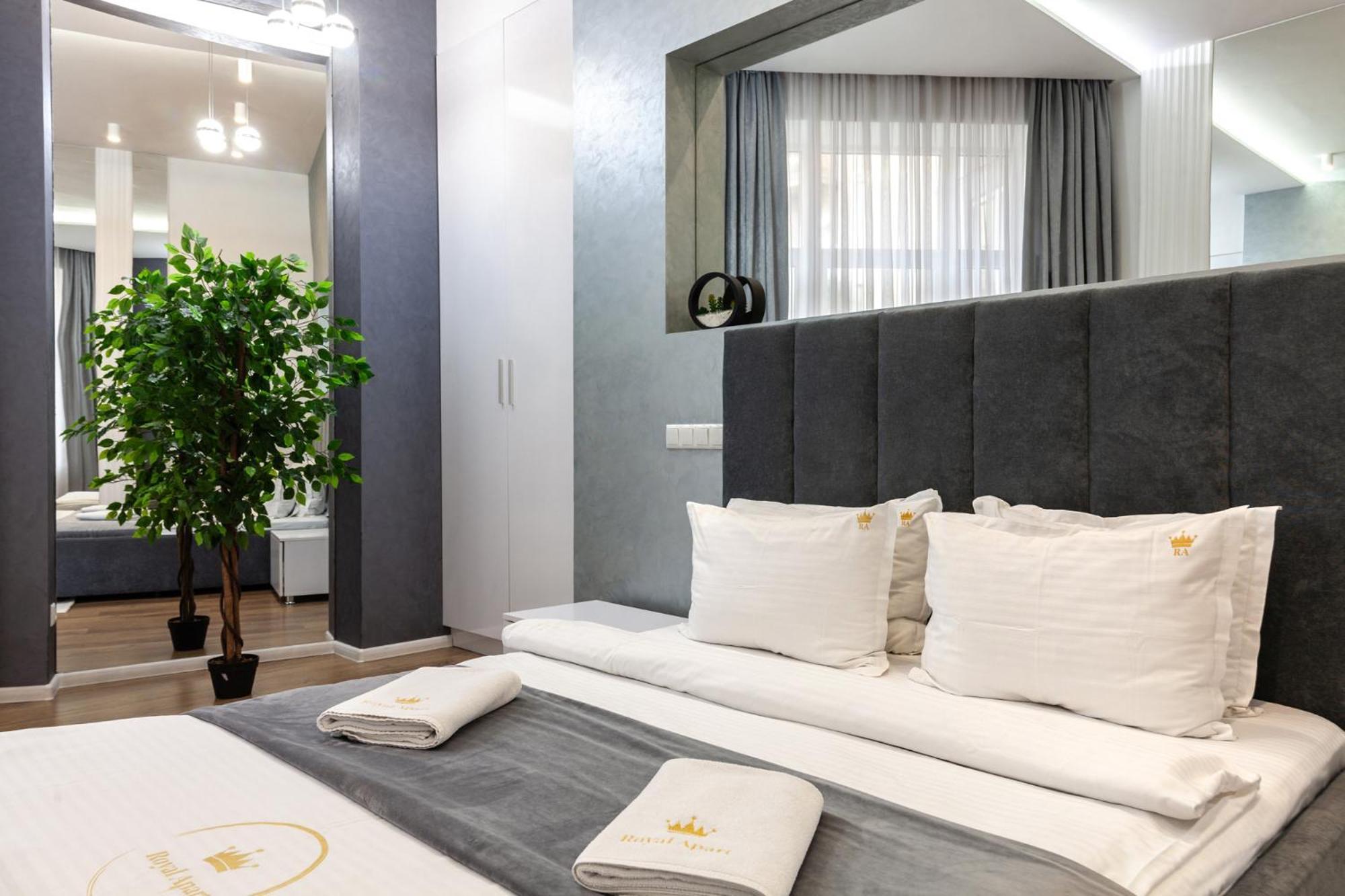 Royal Apartment On Franka 28 Lviv Exterior photo