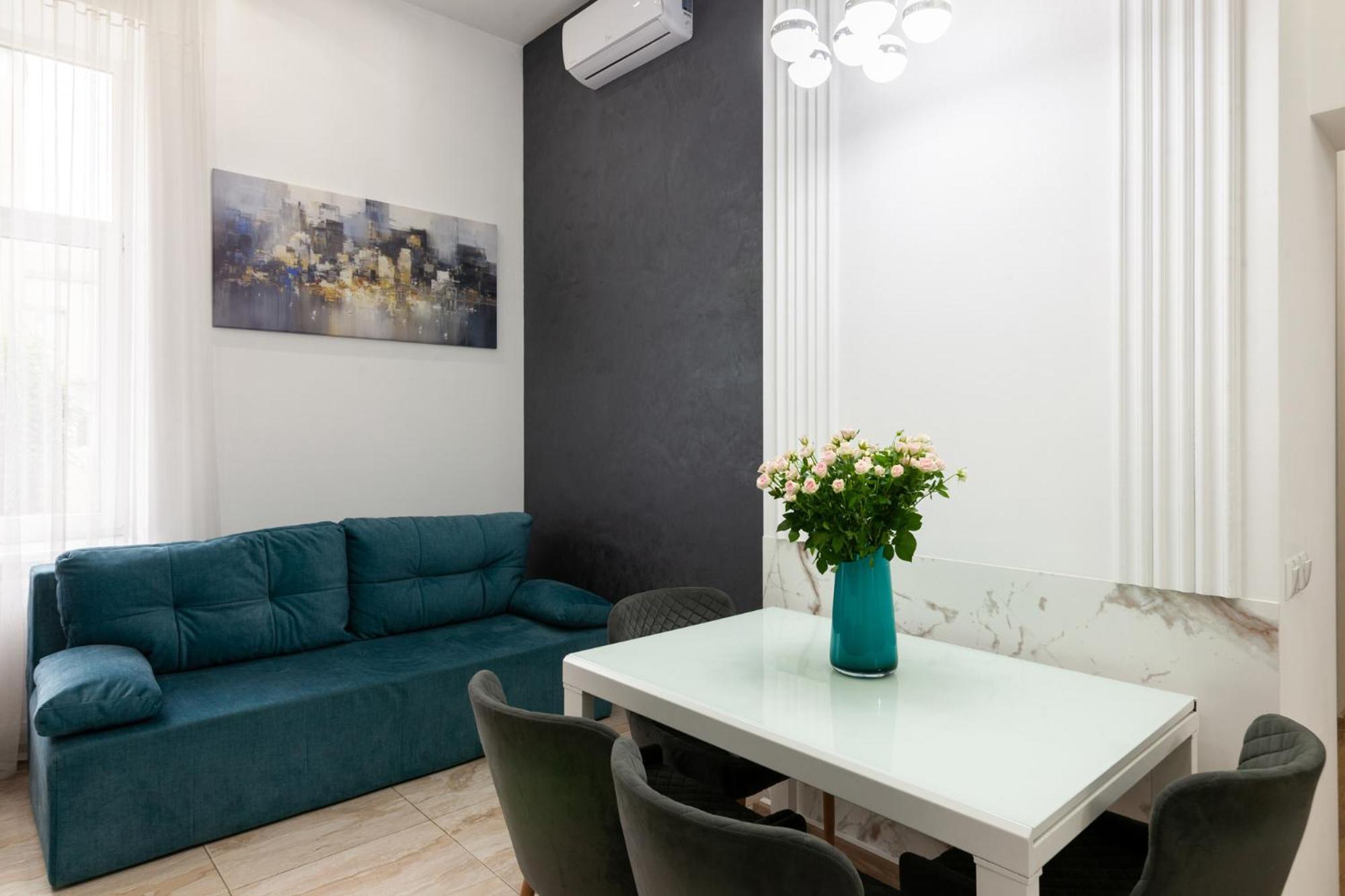 Royal Apartment On Franka 28 Lviv Exterior photo