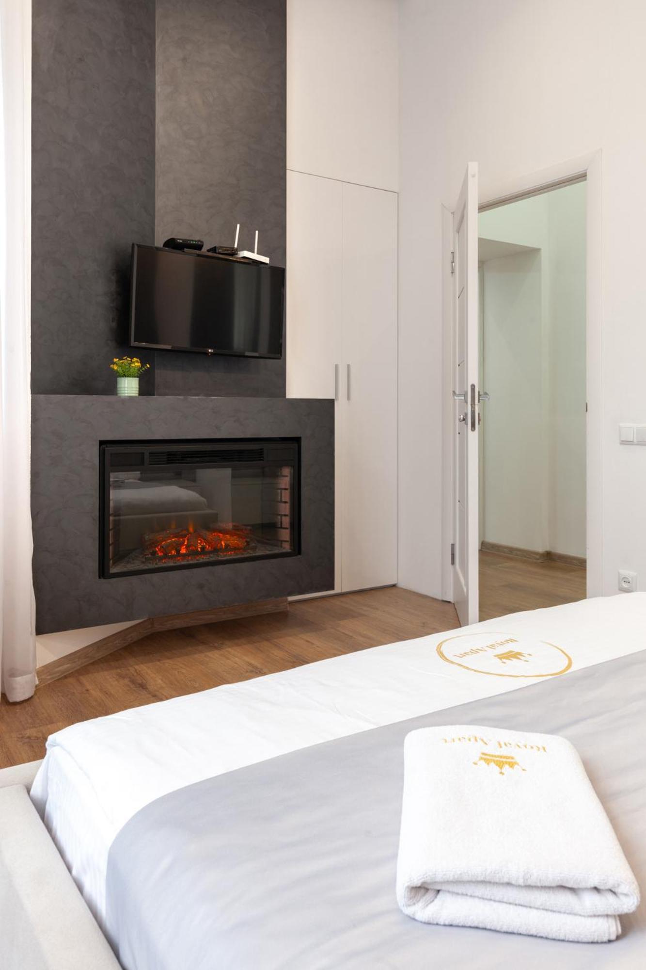 Royal Apartment On Franka 28 Lviv Exterior photo