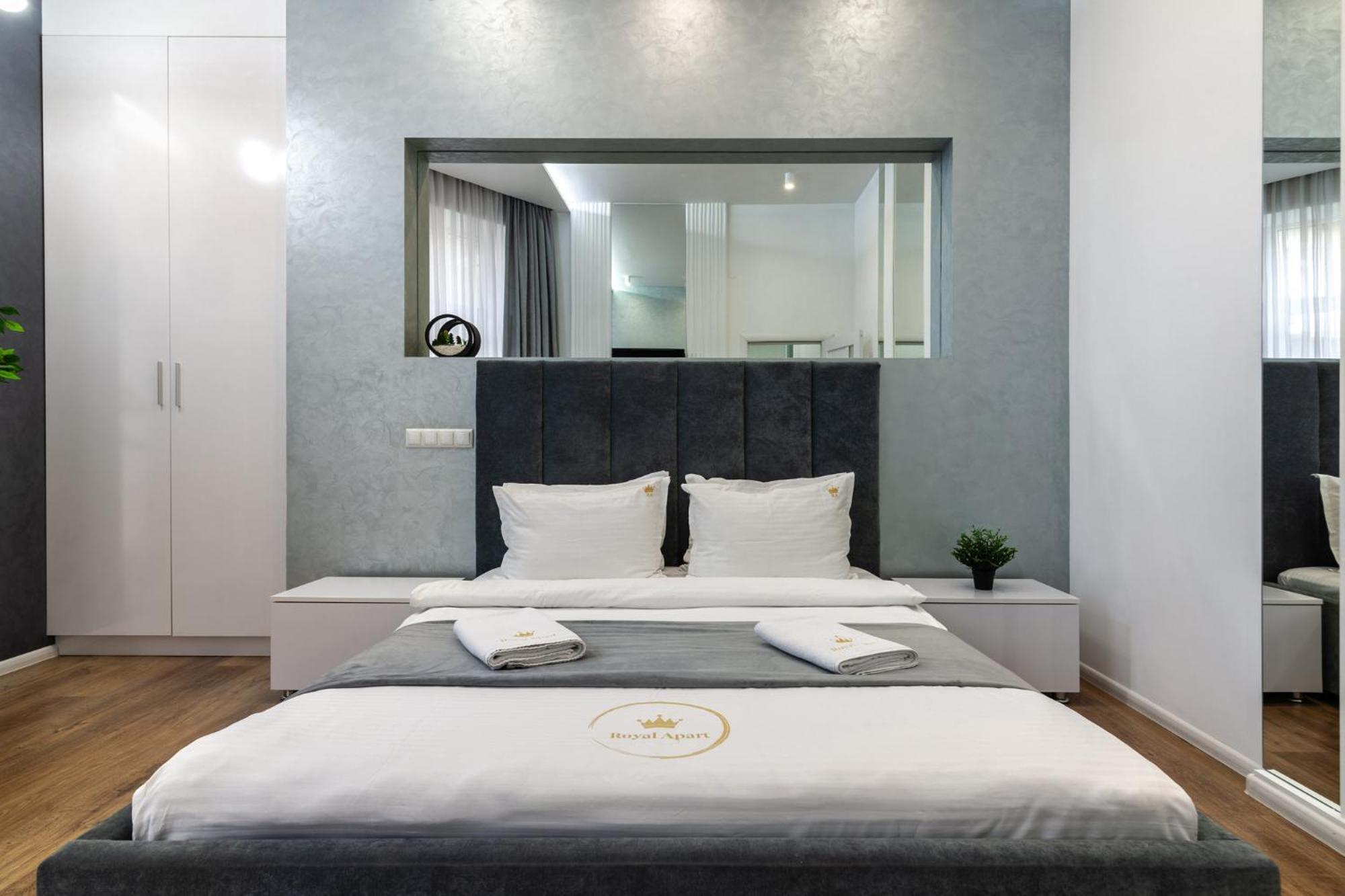 Royal Apartment On Franka 28 Lviv Exterior photo