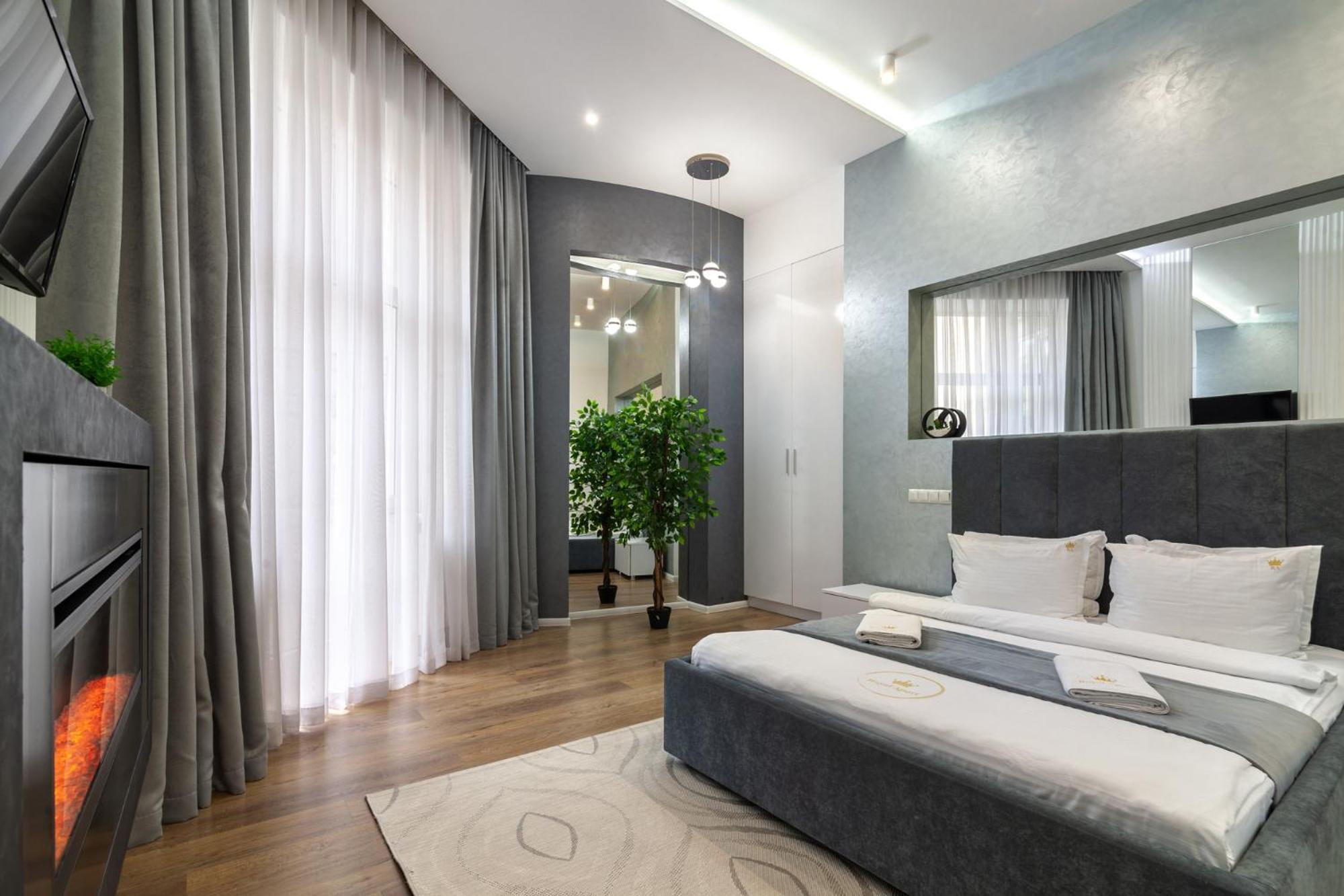 Royal Apartment On Franka 28 Lviv Exterior photo