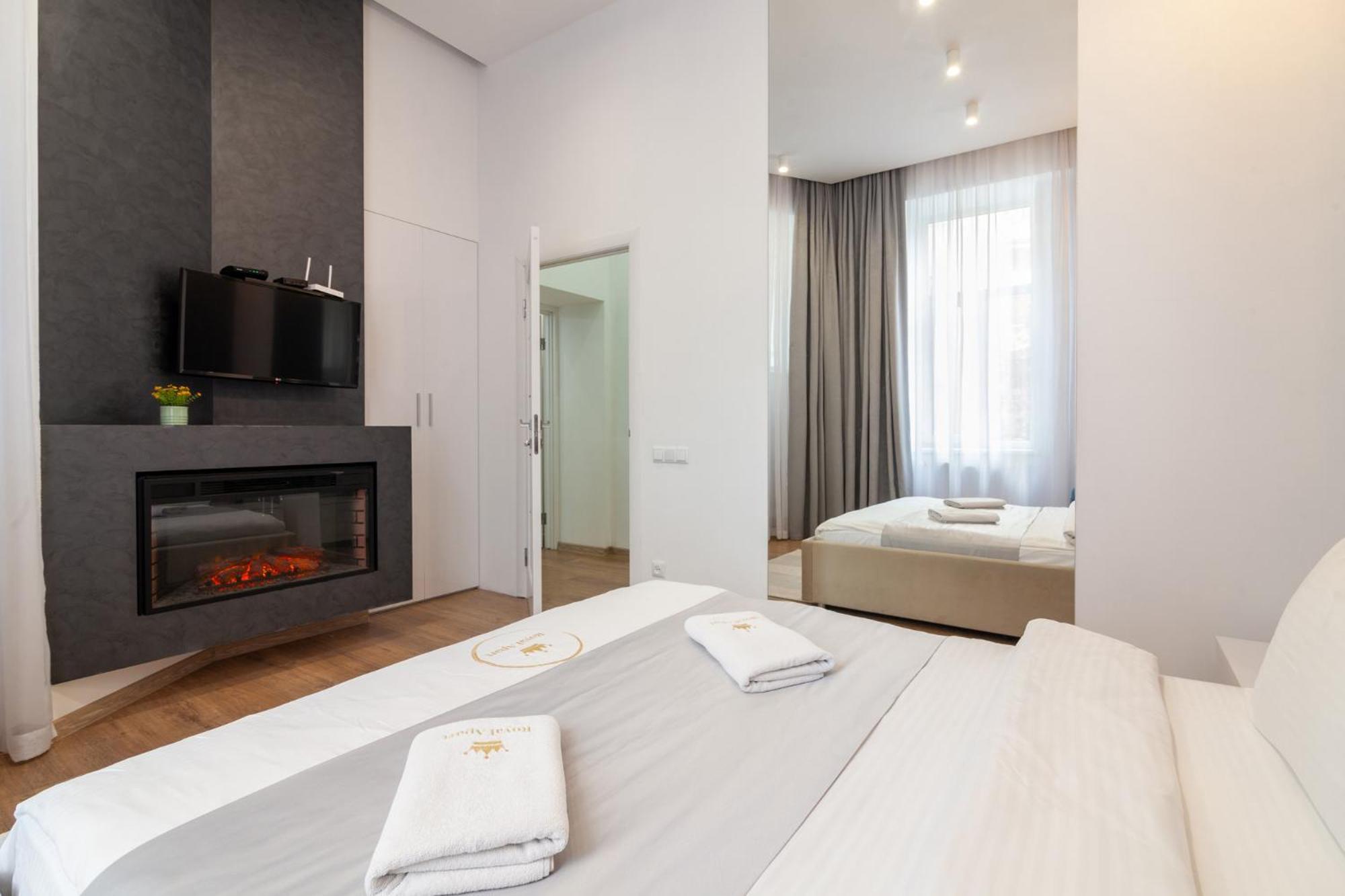 Royal Apartment On Franka 28 Lviv Exterior photo